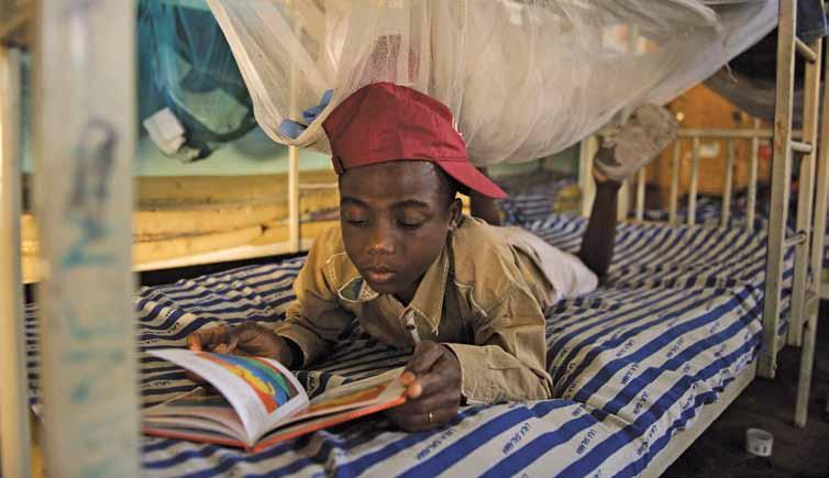 UNICEF/NYHQ/Shehzad Noorani صبي ب صدد املطالعة يف كوليينا مركز لالأولد الذين يعملون يف ال شوارع يف مدينة موانزا يف جمهورية تنزانيا املتحدة.
