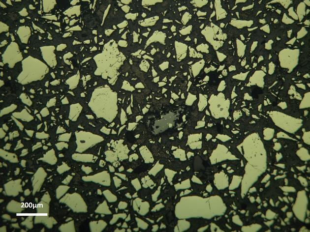 φωτογραφίας που υποδεικνύει με τεφρό χρώμα τον κόκκο σιδηροπυρίτη που εγκλείει γαληνίτη (λευκό χρώμα), όπου στο