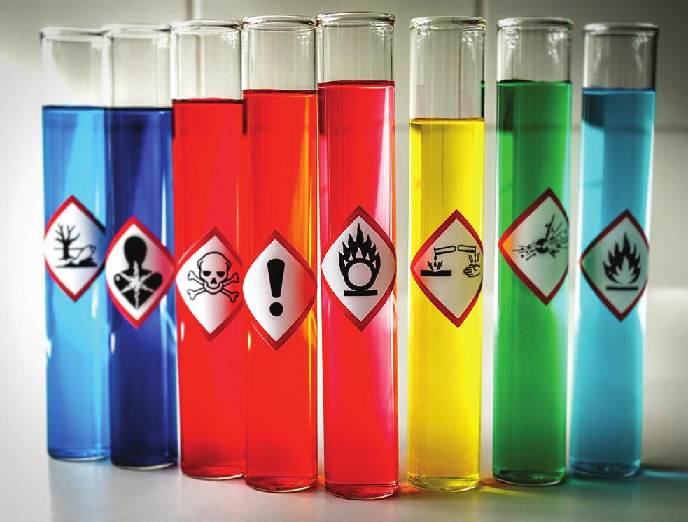 Οι μεγάλες εταιρείες συχνά χρησιμοποιούν πάνω από 1000 διαφορετικά χημικά προϊόντα, όπως βαφές, μελάνια, κόλλες και καθαριστικά. Τα προϊόντα αυτά συνήθως είναι μείγματα διάφορων χημικών ουσιών.