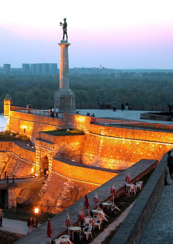 ПОСЕТЕ У ПОТРАЗИ ЗА ПРАВИМ ФАКУЛТЕТОМ По традицији, матуранти Економско-трговинске школе су и ове школске године одвојили дан за посету Народној банци Србије (НБС).