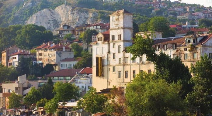 δεύτερη μεγαλύτερη πόλη στην Βουλγαρική Ακτή της Μαύρης Θάλασσας γενέτειρα του ποιητή μας Κώστα Βάρναλη. Τακτοποίηση στο ξενοδοχείο. Ελεύθερος χρόνος. Δείπνο, διανυκτέρευση.