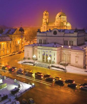 Θα δούμε το άγαλμα του Τσάρου ελευθερωτή, τις εκκλησίες της Αγίας Κυριακής, της Αγίας Σοφίας, του Αγίου Γεωργίου (Ροτόντα), τον Καθεδρικό ναό του Αλεξάνδρου Νέφσκι, την Όπερα, και το Θέατρο Ιβάν