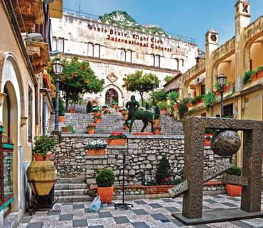 Αργά το απόγευμα άφιξη στην πρωτεύουσα και διοικητική έδρα της αυτόνομης περιοχής της Σικελίας:το Παλέρμο, στους πρόποδες του βουνού Πελεγκρίνο. Μεταφορά και τακτοποίηση στο ξενοδοχείο.