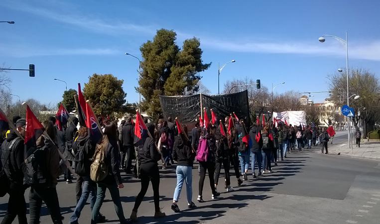παρά να πυροδοτούν εντάσεις, όπως αυτές που εκφράστηκαν πρόσφατα με τη διοργάνωση εθνικιστικών συλλαλητηρίων σε Θεσσαλονίκη και Αθήνα, συλλαλητηρίων τα οποία συνοδεύτηκαν από επιθέσεις φασιστών σε