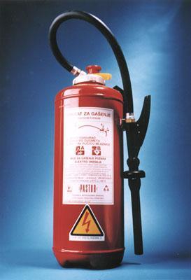 Aparati za gašenje požara zračnom pjenom Pz 9; sadrži 8,5 litara vode i 0,54 l pjenila, Služi za gašenje požara razreda B, izuzev zapaljivih tekudina koje se miješaju s vodom, a mogu se uspješno