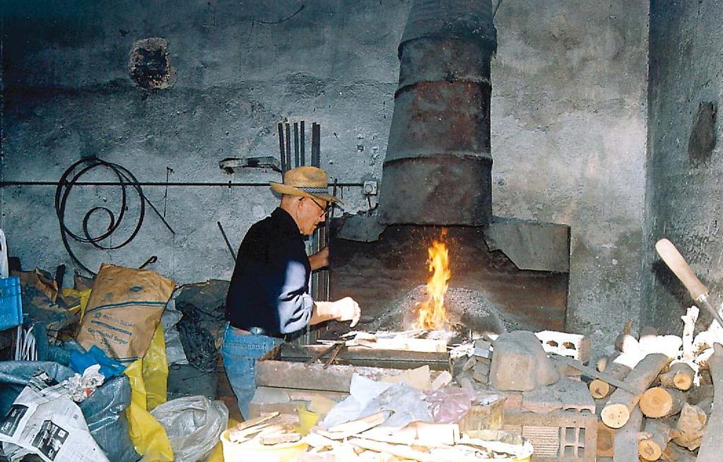 5 αναφέρουμε ότι στο βιβλίο τα «Παραδοσιακά επαγγέλματα των Κυπρίων», Ιωνάς 2001, στη σελίδα 260, αναφέρεται χαρακτηριστικά ότι «οι καλύτεροι πιτσιακσιήδες και γενικά οι καλύτεροι κωμοδρόμοι της