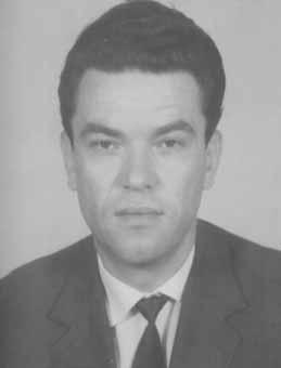 Годину дана био је запослен у Ливници у Тузли На Технички факултет у Сарајеву уписао се 1952. године, а прешао на Машински факултет у Београду 1953. године. Дипломирао је јуна 1959.