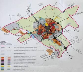 Znečistenie ovzdušia znečisťujúcou látkou PM 10 Na znečistení ovzdušia sa podieľajú priemyselné zdroje, doprava, poľnohospodárstvo, posypy komunikácií, vetrná erózia pôd, lokálne kúreniská na pevné