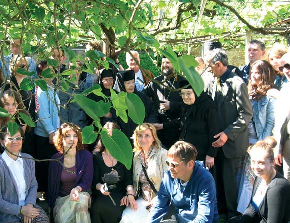 У Софији, поред храма Св. Александра Невског, Св. Софије, руског храма Св. Николе, хористи су певали и у саборном храму Св. Недеље и целивали мошти нашег Св.