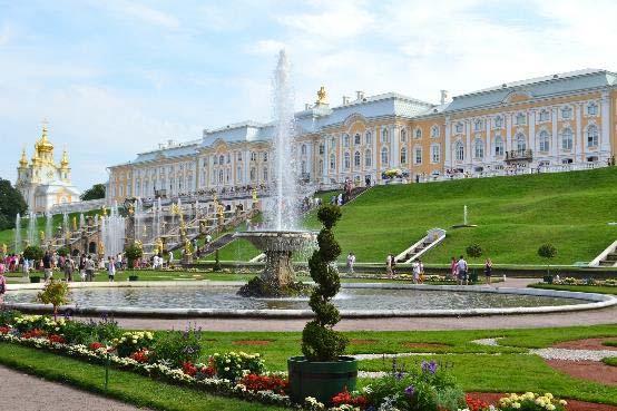 Το βασιλικό ανάκτορο οικοδομήθηκε ως θερινή κατοικία, από τον τσάρο της Ρωσίας Πέτρο Α τον Μεγάλο, στο προάστιο Πέτερχοφ, 30 χλμ δυτικά της Αγίας Πετρούπολης.