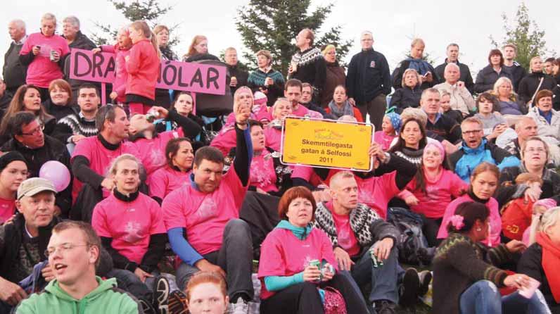 Heyrst hefur að í ár ætli nágrannar þeirra í ónefndri götu í bleika hverfinu að slá þeim við en íbúar Dranghóla ætla eflaust ekki að missa titilinn og eru með laust pláss á ljósastaurnum sínum fyrir