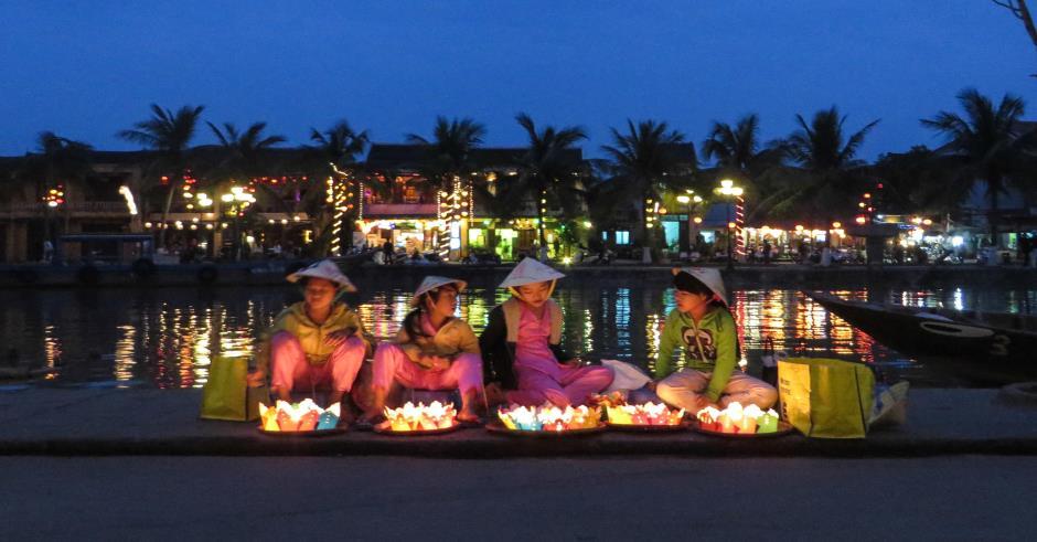 παράσταση με μαριονέτες στο νερό, μια μοναδική μορφή βιετναμέζικης τέχνης, που έχει τις ρίζες της στις παραδόσεις και τους μύθους που συνοδεύουν την καλλιέργεια του ρυζιού.