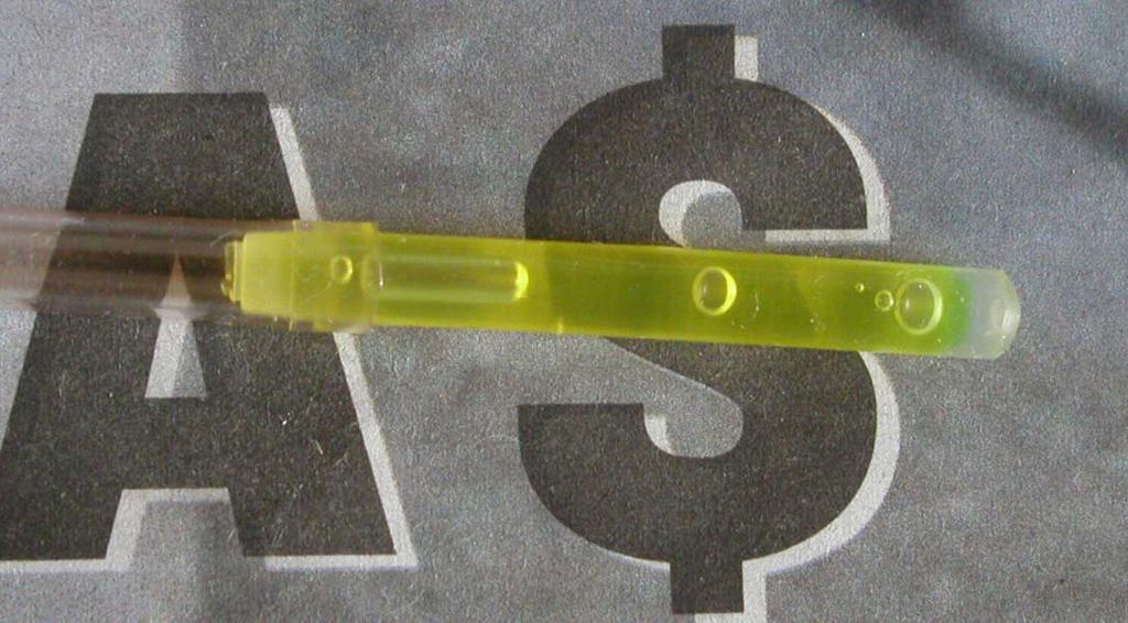 Ova plastična cjevčica sadržava fluorescentnu boju i dvije