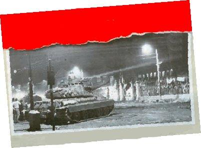 Στις 03.03 του Σαββάτου 17 Νοεμβρίου 1973 το τανκς ρίχνει την κεντρική πύλη του Πολυτεχνείου, τσαλαπατώντας τους διαδηλωτές που ήταν σκαρφαλωμένοι πάνω της και τραγουδούσαν τον Εθνικό Ύμνο.