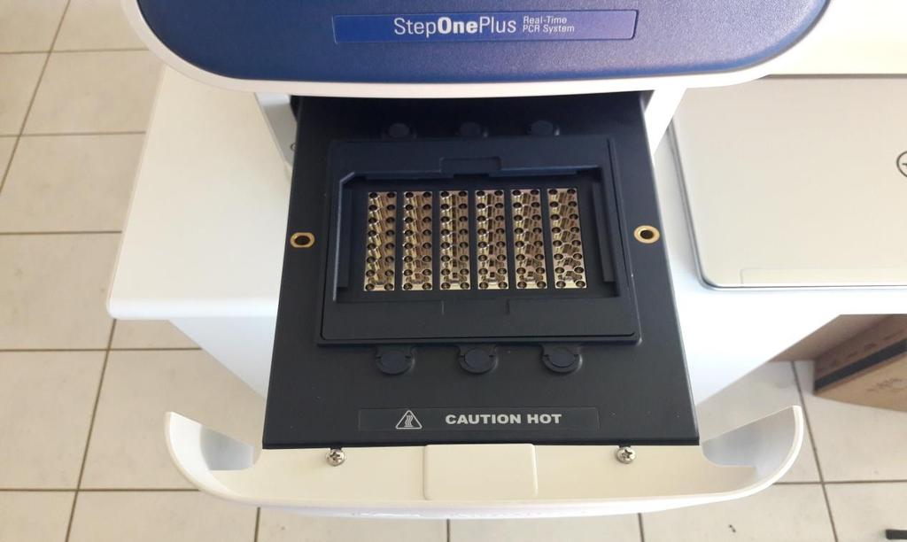 β) Θήκη υποδοχής strips Εικόνα 19. α) Συσκευή StepOnePlus, Real Time PCR της AB Applied Biosystems με β) θήκη υποδοχής των strips για τα προς πολλαπλασιασμό δείγματα cdnas.