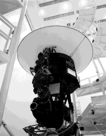 στην Γη. Όταν το Voyager 1 αδυνατεί να επικοινωνήσει άμεσα με τη Γη, η ψηφιακή κασέτα ηχογράφησης μπορεί να αποθηκεύσει έως και 62.500 κιλομπάιτ δεδομένων, ώστε να μεταδοθούν άλλη στιγμή.
