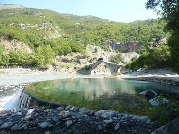 απόγευμα 28/5 Ξεναγεί η Μαριάννα Κορομηλά. Για τα βυζαντινά μνημεία θα μας μιλήσει ο αρχιτέκτονας Αναστάσιος Τάντσης, επικ. καθηγητής Βυζαντινής Αρχαιολογίας στο Αριστοτέλειο.