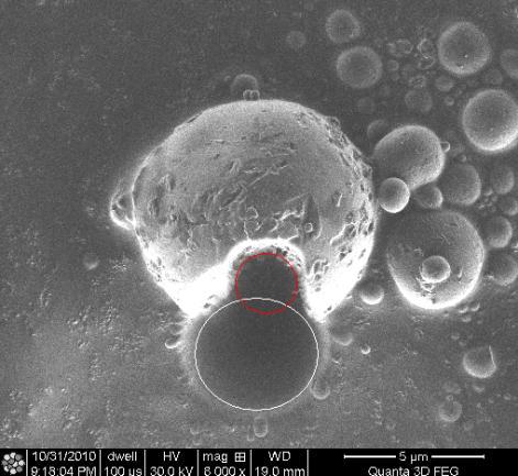 Figura 213 Imaginea SEM a microsferelor netratate termic pentru sistemul Ti:Si 1:1, obtinute cu ajutorul fasciculului de ioni, fasciculului de electroni dupa taierea si scanarea cu fasciculul de ioni