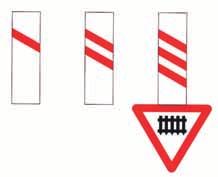 Светлосни саобраћајни знак На прелазу пута преко железничке пруге без браника или полубраника мора се поставити и светлосни саобраћајни знак.