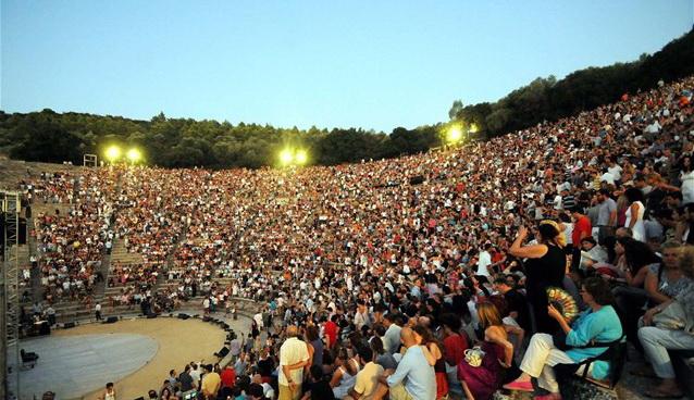 Σε πείσμα των καιρών, το Φεστιβάλ Αθηνών και Επιδαύρου θα παρουσιάσει φέτος 27 εγχώριες παραγωγές, ελληνικού και ξένου ρεπερτορίου (είκοσι τρεις στην Αθήνα, τρεις στα Επιδαύρια και μία στη Μικρή