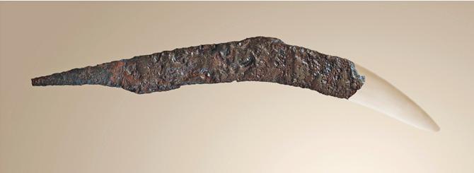 7. Нож, Железо, лиење, ковање Околу 510-490 год. пр.н.е. Дим: должина 14.2 cm., ширина на сечивото 2.2 cm. -фрагментиран Инв.бр.