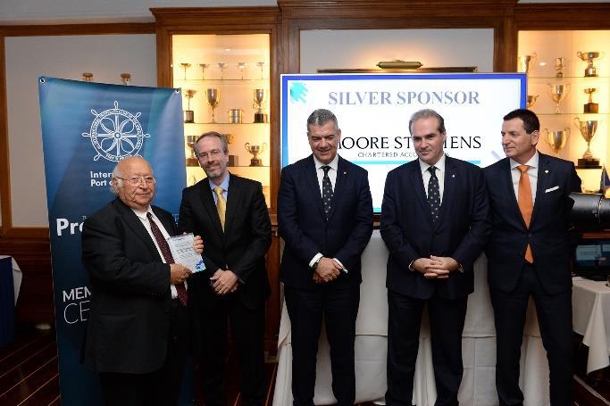 Βελισάριος Σαμπσώνης της Korea Marine Engineering Co παραλαμβάνει το Βραβείο του από τον Αντιναύαρχο ΠΝ(Μ) κ. Ν. Καφέτση και τους Κυβερνήτες Φραγκούλη Κωνσταντίνου και Χαχάλη Ο Κπτ.
