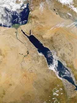 Μία τάφρος διέρχεται από το κέντρο της Ερυθράς θάλασσας με μέσο βάθος περίπου 1.000 μέτρα.