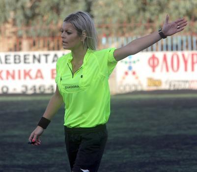 Επιβλέπει και δίνει το σήμα για επανέναρξη του αγώνα.