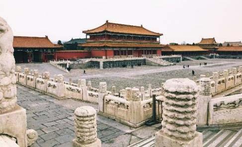 Στα νότια της αυτοκρατορικής πόλης βρίσκεται η ιστορική πλατεία Τιεν αν Μεν της κινεζικής πρωτεύουσας.