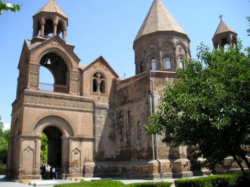237 Biserica Armeană Gregoriană, ţine de grupul Bisericilor monofizite, myafizite sau precalcedoniene, astăzi numărând peste 6 milioane de credincioşi, răspândiţi în Armenia, Libanon, Siria, Turcia,