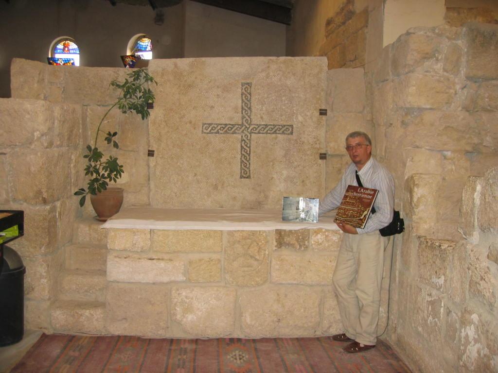 259 Mormântul lui Moise, din absida nordică laterală a bisericii ortodoxe de pe Muntele Nebo, Madaba, în apropiere de Amman, Iordania (foto Dr. Ioan Marin Mălinaș, 2004).