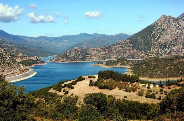 Μόρνος Το χωριό Κάλλιο Την Πρωτοχρονιά του 1980, τα νερά που ξεκίνησαν να γεμίζουν την Λίμνη του