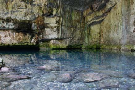 Ζερβάτη: Ένα ακόμη σπήλαιο που μπορεί να εντοπίσει κανείς, είναι αυτό νότια του οικισμού των Νέων Βλαχάτων, 140mκαι βορειοανατολικά του Καραβόμυλου.