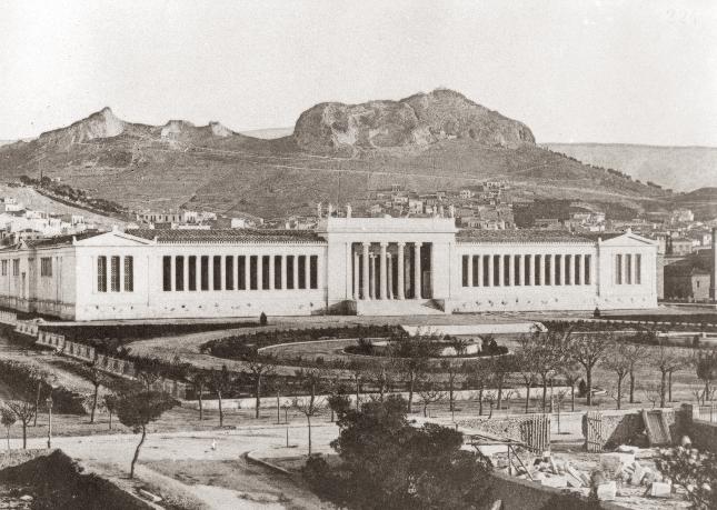 Το 1834, ο πρώτος αρχαιολογικός νόμος προβλέπει την ίδρυση «Κεντρικού Δημόσιου Μουσείου διά τας αρχαιότητας» με έδρα την Αθήνα.