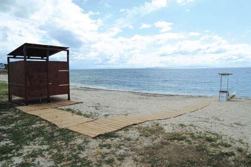 Ο μηχανισμός SEATRAC εγκαταστάθηκε στη θέση Λεύκιππος στην παραλία των Αβδήρων, κοντά στο τοπικό Εργαστήρι Ειδικής Επαγγελματικής Εκπαίδευσης και Κατάρτισης για ΑΜεΑ, το δημοτικό σχολείο για ΑΜεΑ,