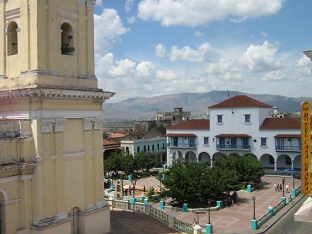 Πεξηήγεζε ζηε δεύηεξε κεγαιύηεξε πόιε ηεο Κνύβαο, ζεκαληηθόηεξν ιηκάλη ηεο πεξηνρήο, πξσηεύνπζα ηεο επαξρίαο ηνπ Oriente («Οξηέληε» ζεκαίλεη «Αλαηνιή»), παηξίδα ηνπ ξνπκηνύ Bacardí