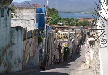 Δπίζθεςε ζην ηξαηόπεδν Μνλθάδα (Cuartel Moncada), ην ζηξαηόπεδν κε ηελ θαηάιεςε ηνπ νπνίνπ μεθίλεζε ε επαλάζηαζε ηνπ Φηληέι Κάζηξν ην 1952, θαη ζηε ζπλέρεηα ζην Πάξθν έζπεδεο