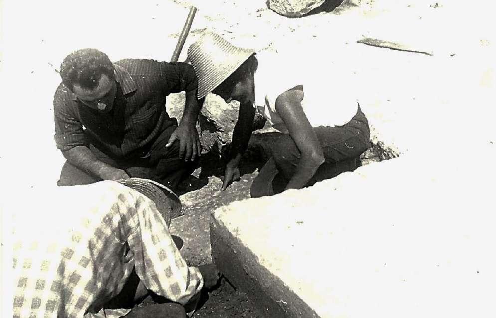 17. Πέλλα 1962. Ο Πέτρος Θέμελης και η Χάιδω Κουκούλη στην ανασκαφή του Τομέα ΙΙ (Προσωπικό Αρχείο Χ. Κουκούλη-Χρυσανθάκη).