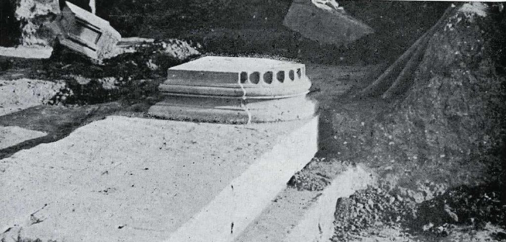 24 Η ανασκαφική εργασία σταματούσε γύρω στη 1 μ.μ. Μετά από τη διακοπή για το κοινό γεύμα και τη σύντομη μεσημεριανή ανάπαυση ακολουθούσε η εργασία του απογεύματος με τις γνωστές διαδικασίες.