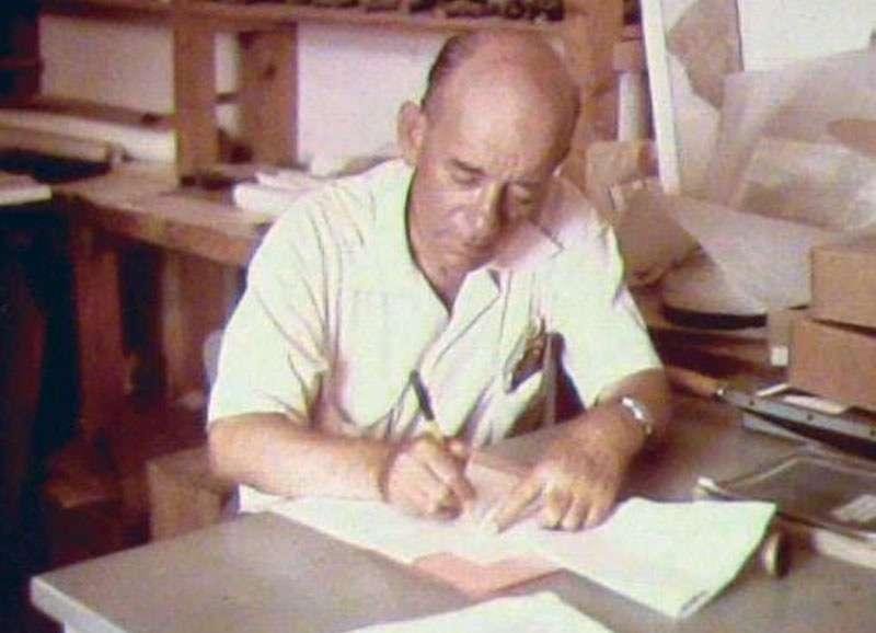 24. Ο Έφορος Χαράλαμπος Μακαρόνας στο Μουσείο της Πέλλας.