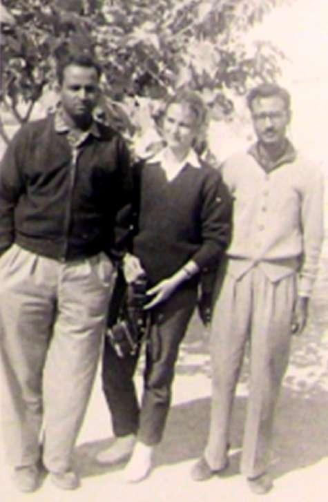 34. Ο Madugar Dhavalikar, η Ντέπη Παπακωνσταντίνου και ο Umpakash Tandon. 35. Ο Umpakash Tandon σε ινδική τελετουργική χειρονομία (Προσωπικό αρχείο Χ. Κουκούλη- Χρυσανθάκη).