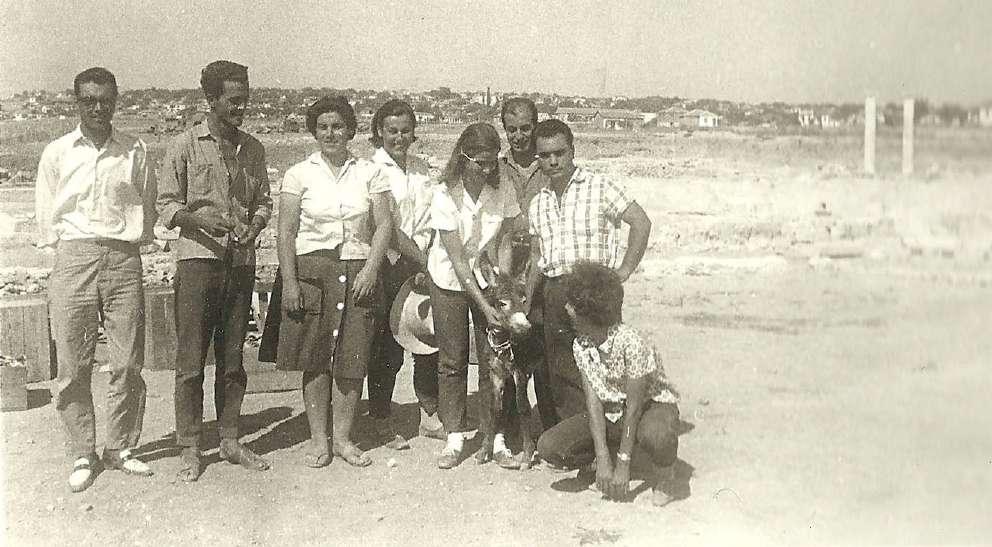 37. Από αριστερά προς τα δεξιά: (άνω) Γιώργος Μάντζιος, Αλέκα Σπαθάρη, Ντέπη Παπακωνσταντίνου, Ηλίας Ανδρέου, (κάτω) Σοφία Φωκιανού, Χάιδω Κουκούλη (Προσωπικό αρχείο Χ. Κουκούλη-Χρυσανθάκη).