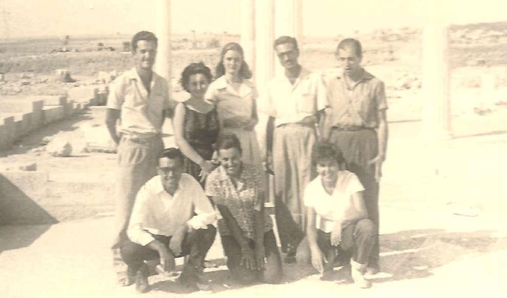 Καμιά φορά, τα απογεύματα, παίρναμε και τον δρόμο για το διπλανό χωριό. Στόχος ήταν τα σουβλάκια, στα οποία, αραιά και που, προσθέταμε και λίγο οινόπνευμα που έλυνε τη γλώσσα για εξομολογήσεις.