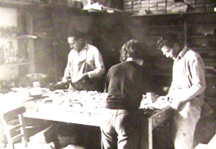 39. Επεξεργασία κεραμικής στην αποθήκη του Μουσείου. τους Ινδούς κι άλλοτε παρακολουθώντας τις παραστάσεις του Καρόλου Κουν στο Θέατρο Κήπου, δίπλα στο Αρχαιολογικό Μουσείο.