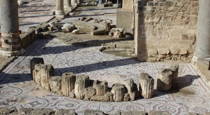 μια πρόχειρη ημικυκλική κατασκευή 5μ.