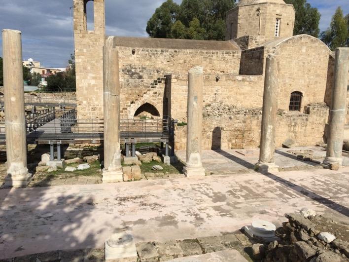 Σε κάποιους από του κίονες υπάρχουν χαράγματα επικλήσεις στον Αλλάχ, στην αραβική γλώσσα (αναφέρονται στους πεσόντες πολεμιστές των