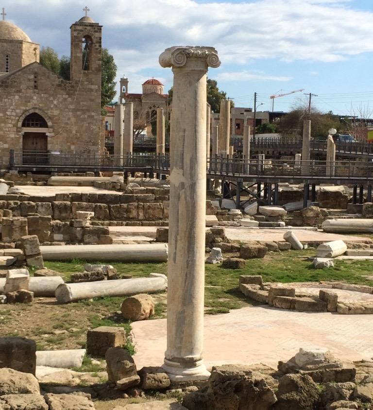 Το αίθριο Η νότια, η δυτική και η βόρεια στοά στηρίζονται με μαρμάρινους κίονες, ενώ η ανατολική με