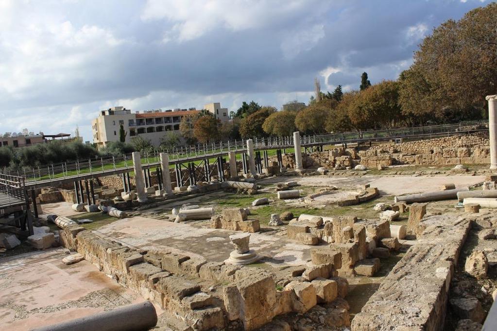 Το αίθριο Ανατολικός τοίχος Στον ανατολικό τοίχο της ανατολικής στοάς, τρείς