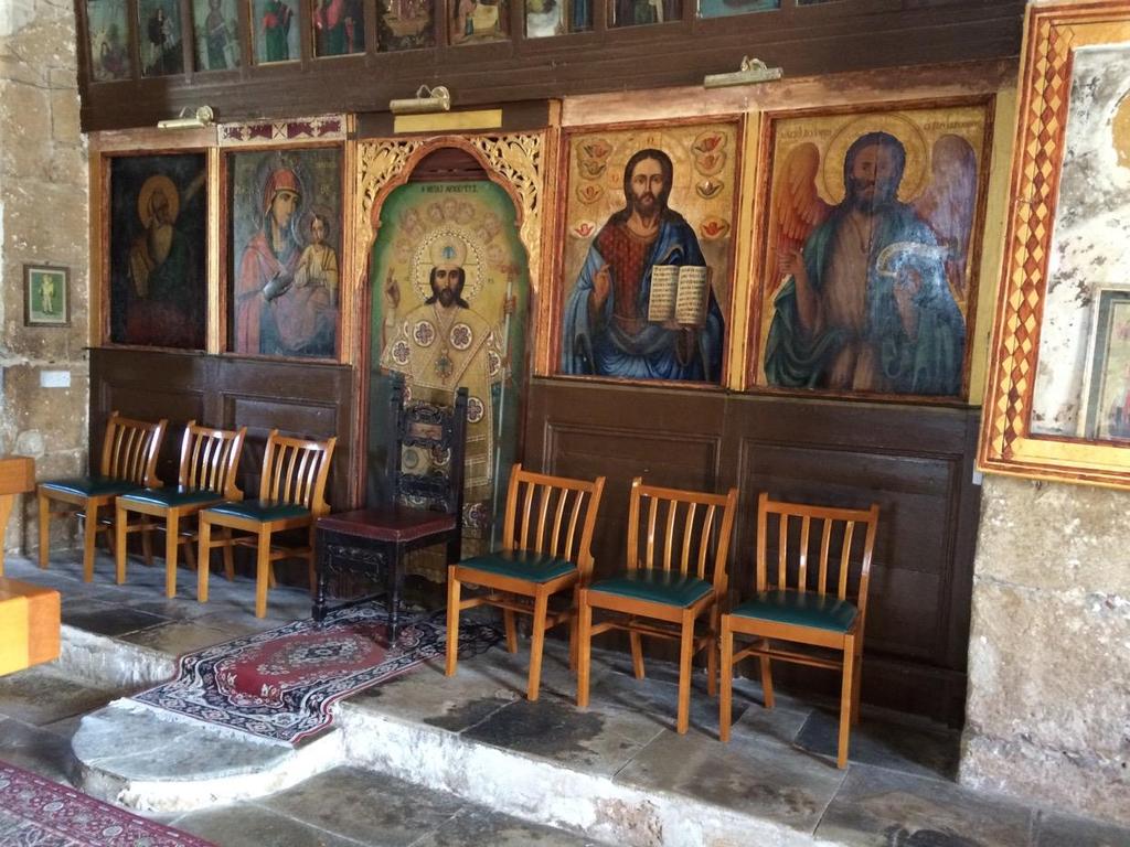 Το Ιερό είναι κατά 1 σκαλοπάτι υπερυψωμένο και