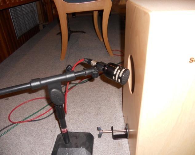 19) το πίσω μικρόφωνο είναι τοποθετημένο σε πολύ μικρή απόσταση από το ηχείο ενώ το μπροστινό σε απόσταση μεγαλύτερη (περίπου 30cm για την ακρίβεια). Εικ.(2.